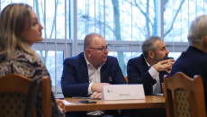 Dwóch Członków Rady Oraz Pracownica Urzędu Marszałkowskiego Siedzą Za Stołem