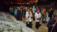 Dwóch Księży Prowadzi Procesję