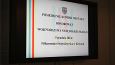 Ekran Na Którym Wyświetla Się Informacja O Posiedzeniu Komisji