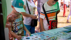 Goście Stoiska Przygotowanego W Ramach Kampanii „nie Rób świata Na Szaro” (11)