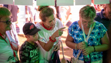 Goście Stoiska Przygotowanego W Ramach Kampanii „nie Rób świata Na Szaro” (12)