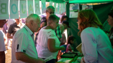 Goście Stoiska Przygotowanego W Ramach Kampanii „nie Rób świata Na Szaro” (15)
