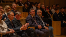 Henryk Milcarz, Tomasz Jamka i Piotr Kisiel siedzą na widowni