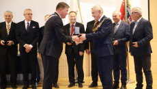 przewodniczący przekazuje order marszałkowi