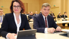 Magdalena Zieleń i Andrzej Pruś siedzą przy stoliku