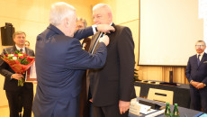 Andrzej Bętkowski przypina medal na piersi Cezaremu Jastrzębskiemu