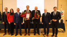 Nagrodzeni medalami na zdjęciu zbiorowym