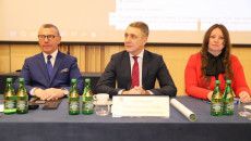 Henryk Milcarz, Jan Maćkowiak i Agnieszka Buras siedzą za stołem prezydialnym