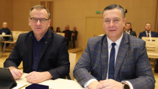 Janusz Koza i Grzegorz Gałuszka siedzą przy stole