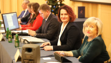 Prezydium Sejmiku siedzi za stołem