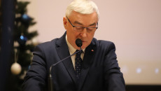 Andrzej Bętkowski przemawia na mównicy