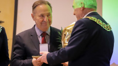 marszałek wręcza medal Sławomirowi Marczewskiemu