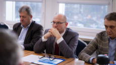 Józef Bryk, Jacek Sułek I Jan Maćkowiak Siedzą Za Stołem