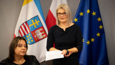 Katarzyna Kubicka, Dyrektor Departamentu Wdrażania Europejskiego Funduszu Społecznego Na Tle Flag