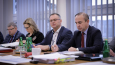 Maciej Grzeszczak, Anna Grzela, Arkadiusz Ślipikowski I Piotr Kisiel Siedzą Za Stołem