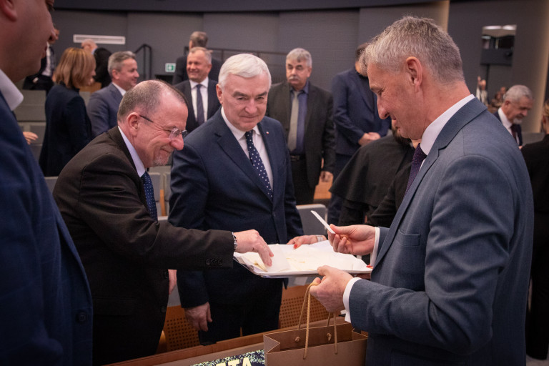 Marek Bogusławski I Andrzej Bętkowski Sięgają Po Opłatki