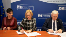Marszałek Andrzej Bętkowski I Wicemarszałek Renata Janik Podpisują Umowę (17)