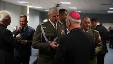 Mężczyzna W Wojskowym Mundurze łamie Się Opłatkiem Z Biskupem Janem Piotrowskim