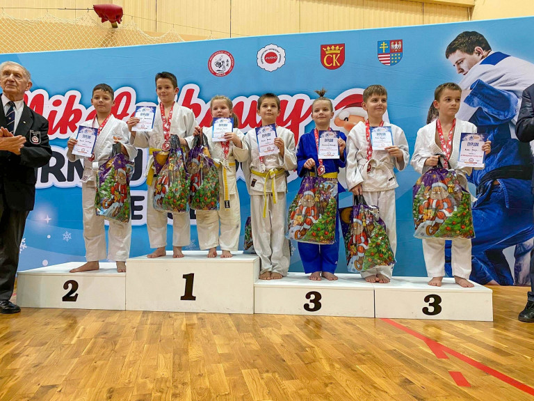 Na Podium Od Lewej 1 Dawid Szeraga 2 Maksym Poniewozik 3 Gabrysia Adach 4 Grzegorz Borek 5 Franciszek NabŁago 7 Kuba Czaja