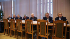 Siedmiu Mężczyzn, Członków Rady, Siedzi Za Stołem