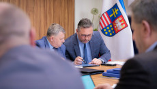 Tomasz Jamka Pochyla Się Nad Tabletem