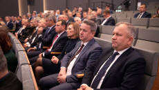 Uczestnicy Spotkania Siedzący W Kilku Rzędach Na Sali Urzędu Wojewódzkiego