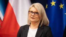 Dyrektor Katarzyna Kubicka Na Tle Flag Polski I Unii Europejskiej