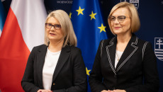 Dyrektor Katzrzyna Kubicka I Wicemarszałek Renata Janik Na Tle Flag Polski I Unii Europejskiej.