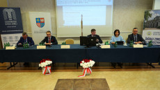 Prezydium Sejmiku siedzące za stołem