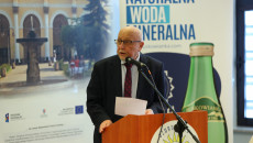 Stanisław Grzesiak przemawia do mikrofonu