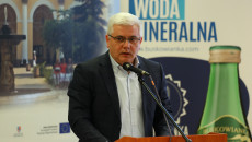 Andrzej Swajda przemawia do mikrofonu