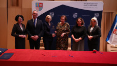 przedstawiciele kieleckiego MOPS, wicemarszałek Renata Janik, Elżbieta Korus, Arkadiusz Slipikowski, Katarzyna Kubicka