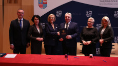 Renata Janik, obok Arkadiusz Ślipikowski, Elżbieta Korus, Katarzyna Kubicka, samorządowcy