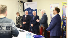 Marszałek Andrzej Bętkowski i członek Zarządu Województwa Marek Jońca umowy z 6 wnioskodawcami podpisali w Stopnicy