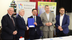 Marszałek Andrzej Bętkowski i członek Zarządu Województwa Marek Jońca umowy z 6 wnioskodawcami podpisali w Stopnicy