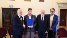 Marszałek Andrzej Bętkowski i członek Zarządu Województwa Marek Jońca umowy z 6 wnioskodawcami podpisali w Sandomierzu.