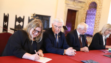 Marszałek Andrzej Bętkowski i członek Zarządu Województwa Marek Jońca umowy z 6 wnioskodawcami podpisali w Sandomierzu.