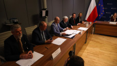 W siedzibie Ministerstwa Funduszy i Polityki Regionalnej w Warszawie marszałek Andrzej Bętkowski podpisał umowy na dofinansowanie dróg w ramach Funduszy Europejskich dla Polski Wschodniej