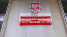 w siedzibie Ministerstwa Funduszy i Polityki Regionalnej w Warszawie marszałek Andrzej Bętkowski podpisał umowy na dofinansowanie dróg w ramach Funduszy Europejskich dla Polski Wschodniej