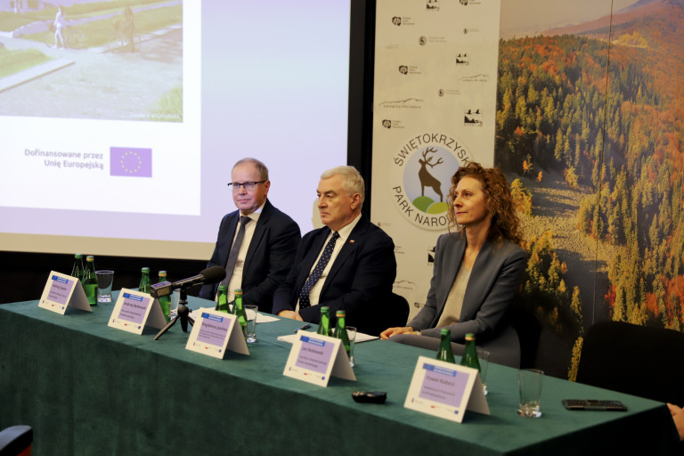 Omówienie projektu pn. ”Budowa Centrum Edukacyjnego Świętokrzyskiego Parku Narodowego wraz z ekspozycją przyrodniczą”, dofinansowanego w ramach programu Fundusze Europejskie dla Polski Wschodniej 2021-2027 było głównym tematem konferencji prasowej.