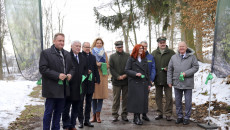 Omówienie projektu pn. ”Budowa Centrum Edukacyjnego Świętokrzyskiego Parku Narodowego wraz z ekspozycją przyrodniczą”, dofinansowanego w ramach programu Fundusze Europejskie dla Polski Wschodniej 2021-2027 było głównym tematem konferencji prasowej.