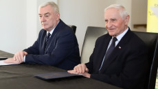 Marszałek Andrzej Bętkowski i członek Zarządu Marek Jońca podpisali dziś w Końskich kolejne umowy w ramach konkursu na wybór strategii rozwoju lokalnego kierowanego przez społeczność