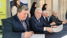 Marszałek Andrzej Bętkowski i członek Zarządu Marek Jońca podpisali dziś w Końskich kolejne umowy w ramach konkursu na wybór strategii rozwoju lokalnego kierowanego przez społeczność