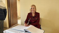 wicemarszałek Renata Janik składa podpis