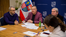 Piotr Żołądek, Grzegorz Gałuszka I Maciej Gawin Siedzący Za Stołem