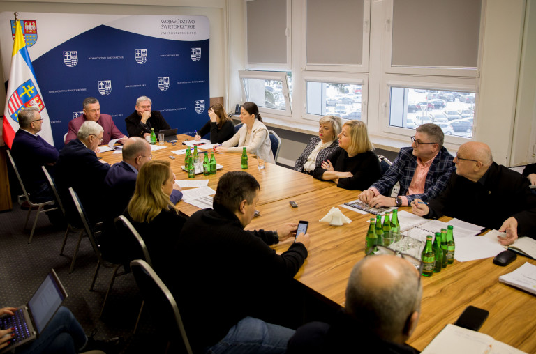 Szerokie, Ogólne Zdjęcie Uczestników Obrad Siedzących Przy Stole