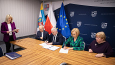 Uroczyste Podpisanie Umowy Przez Marszałka I Wicemarszałkini Oraz Porzedstawicieli Morawicy.