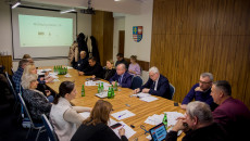 Zbiorowe Zdjęcie Uczestników Obrad Siedzących Za Stołami