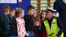 Policjant Rozmawia Z Dziećmi