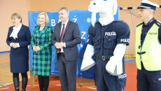 Rozpoczyna Się Spotkanie Z Uczniami W Szeregu Stoj Policjant, Maskotka Policji, Burmistrz Daleszyc, Wicemarszałek Renata Janik, Magdalena Fogiel Litwinek